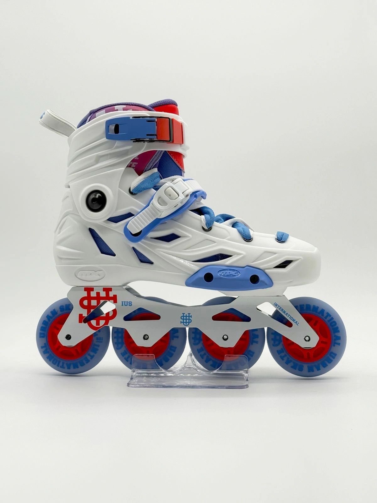 Patín freeskate IUS blanco con acentos rojo y azul